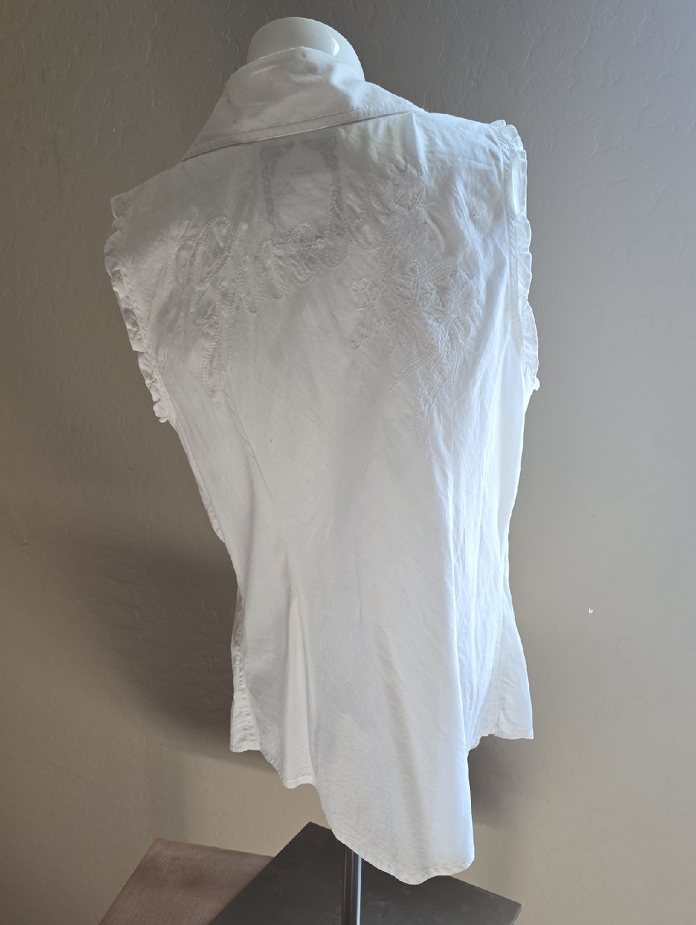 Guess White Sleeveless Button-Down Shirt - Picture 3 of 6